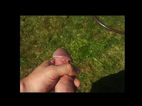 ❤️ Horúca kočka si nechá jebnúť ružovú kundičku a vystrieka sa so squirtom v letnej záhrade Šukanie na nás