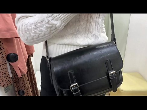 ❤️ Verejná masturbácia mladej sučky FeralBerry s robertkom v skúšobnej miestnosti Šukanie na nás